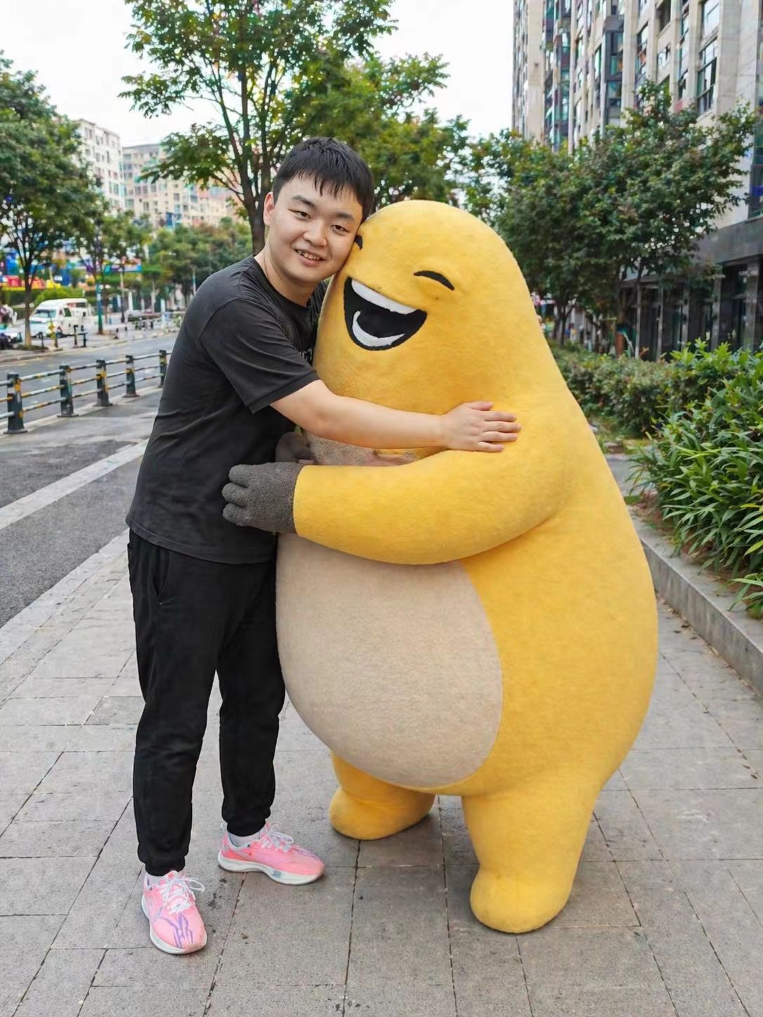 与奶龙合影